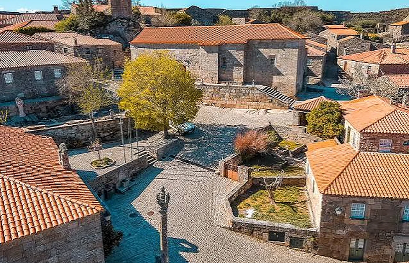Aldeia histórica em granito no interior da Beira
