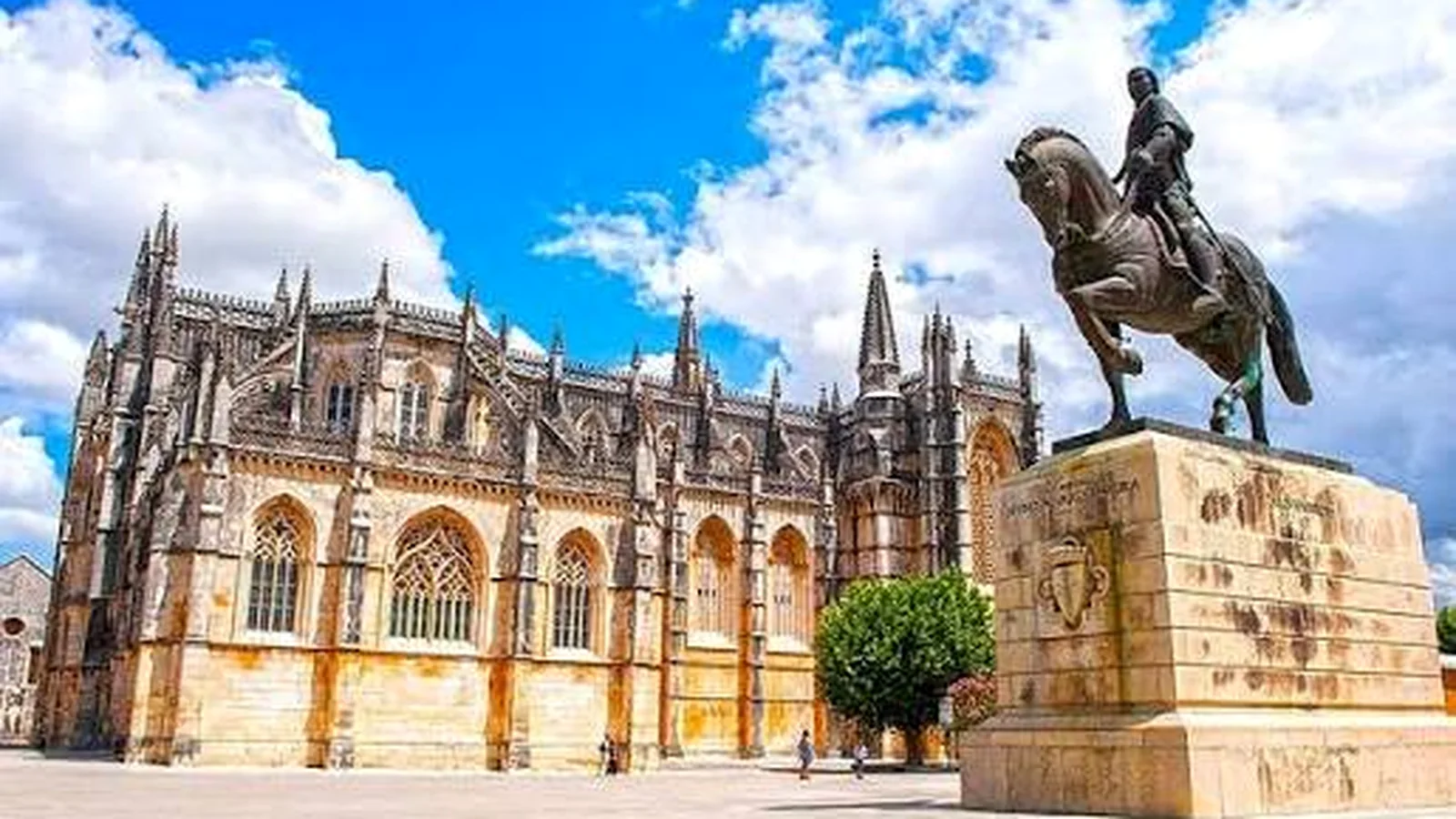 Mosteiro da Batalha e estátua de Nuno Álvares Pereira na praça