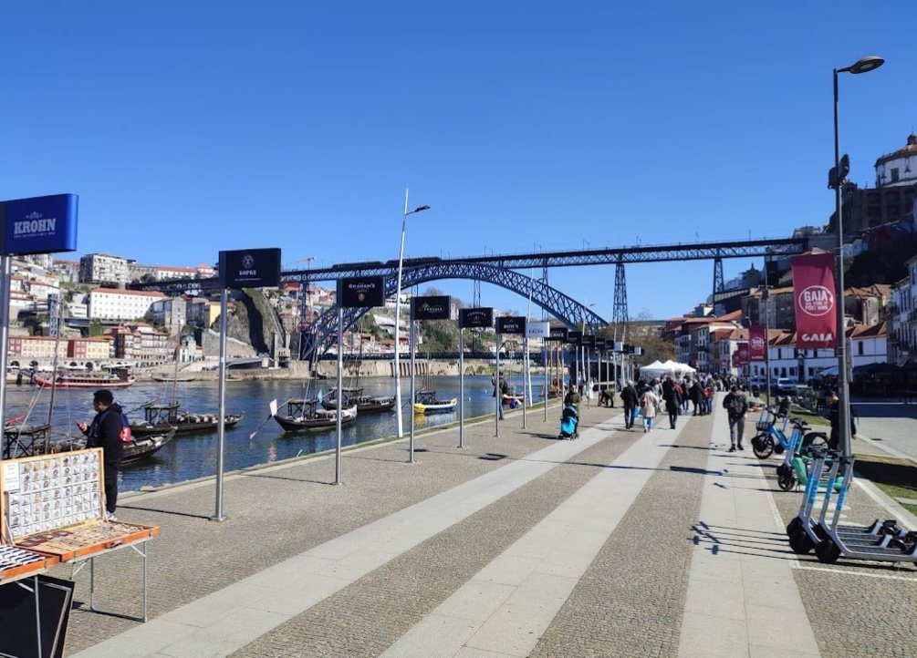 Bodegas del Vino de Oporto en Vila Nova de Gaia con vista al río Duero