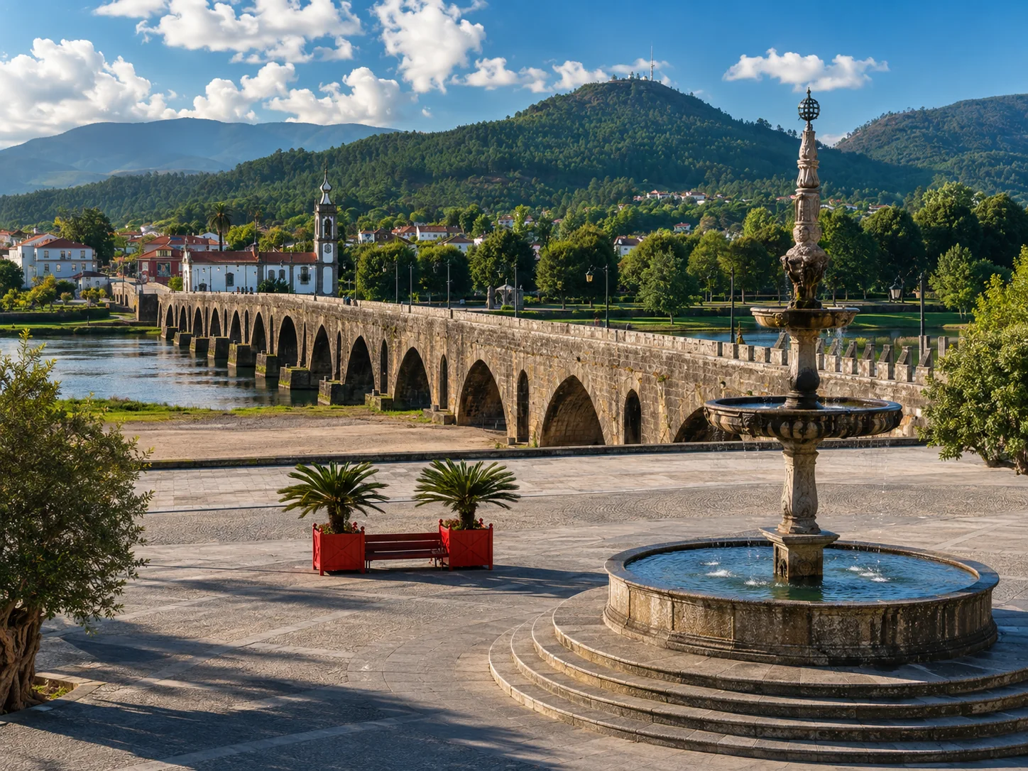 Ponte histórica de Ponte de Lima e paisagem verde do Minho
