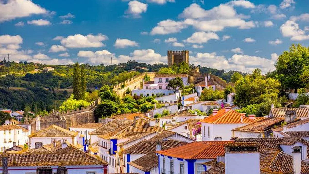 Vista panorâmica da vila medieval de Óbidos e do castelo
