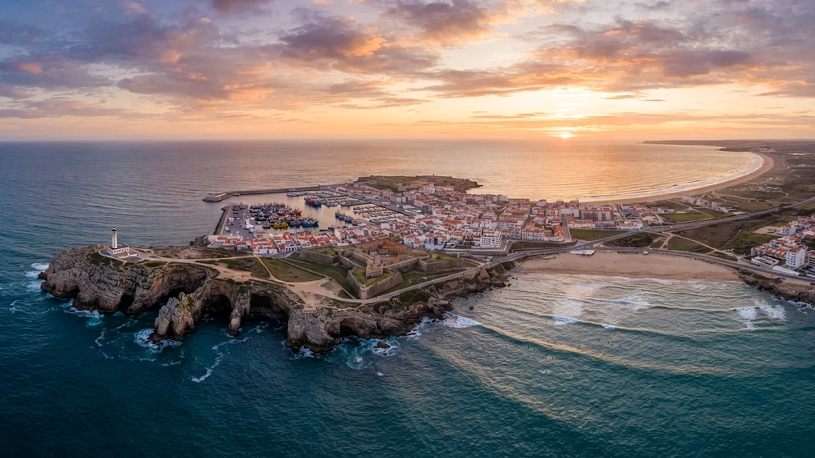 Vista aérea de Peniche, porto, fortaleza e costa atlântica
