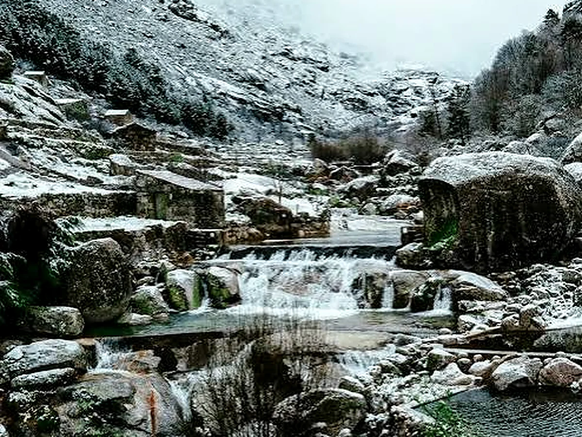 Curso de água na Serra da Estrela em ambiente de inverno